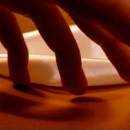 Mão tocando a pele de outra pessoa