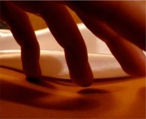 Mão tocando a pele de outra pessoa