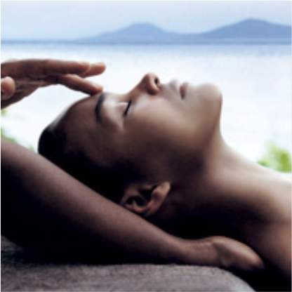 Pessoa tocando a testa da outra