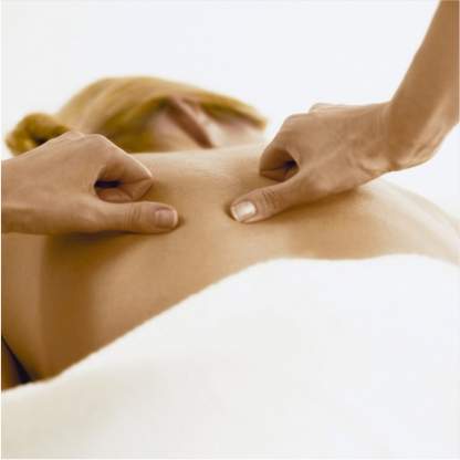 Pessoa recebendo massagem relaxante