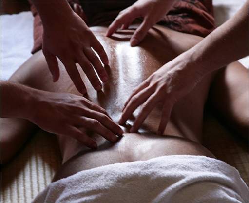 Pessoa recebendo massagem quatro mãos