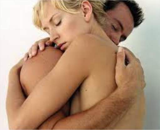 Foto de um casal sem roupa se abraçando.