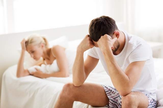 Homem e mulher afastados um do outro