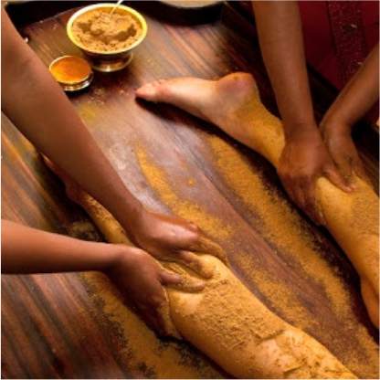 Pessoa recebendo massagem Ayurvédica