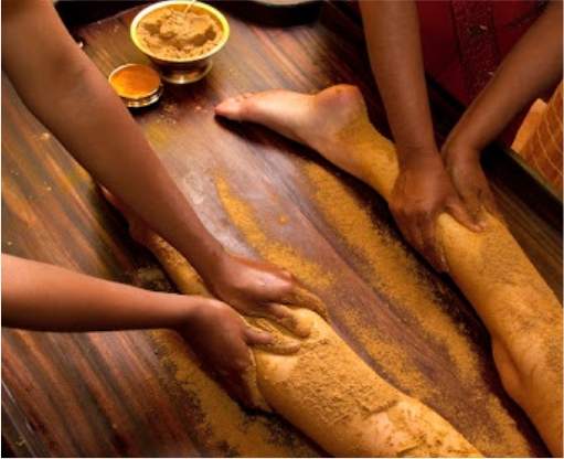 Pessoa recebendo massagem Ayurvédica