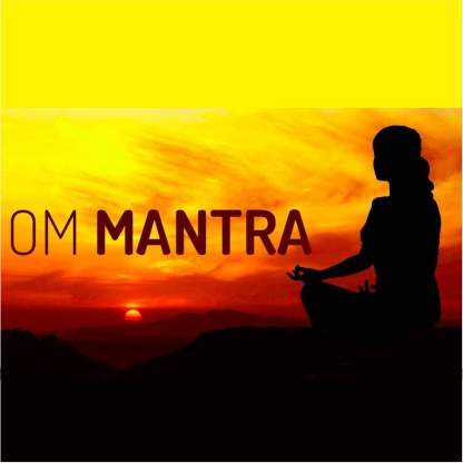 Mulher meditando na montanha